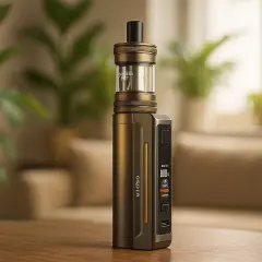 Une cigarette électronique dorée, prête pour la consommation, sur une table en bois. Des plantes vertes en arrière-plan.