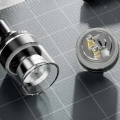 Pièces d'une cigarette électronique démontées, prêtes pour une réparation ou une modification. Attention au court-circuit !