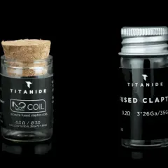 Deux flacons de coils pour cigarette électronique, dont un "inowire fused clapton coils", sur fond noir.