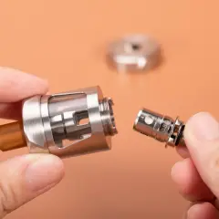 Démonter un clearomiseur pour changer la résistance. C'est la résistance qui chauffe le liquide et produit la vapeur.