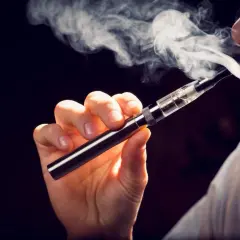 Une personne utilise une cigarette électronique, un pas vers le sevrage du vapotage et de la nicotine.