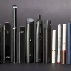Collection de cigarettes électroniques, des modèles variés, certains ressemblant à des stylos, d'autres plus compacts. La première cigarette électronique, une innovation.