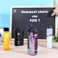 Plusieurs modèles de smok pod colorés et noirs sont alignés devant un tableau noir.