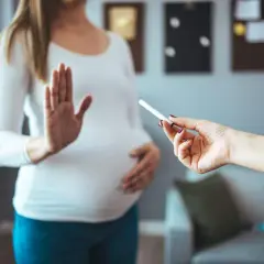Femme enceinte refuse une cigarette électronique. Elle dit "non" à la tentation, car elle n'arrive pas à arrêter de vapoter.