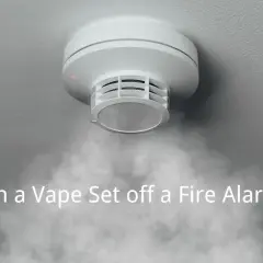 Un détecteur de fumée réagit à la vapeur d'une cigarette électronique.