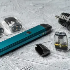 Vape avec pods et liquide. Les sels de nicotine, bien que moins irritants, peuvent avoir des effets secondaires à surveiller.