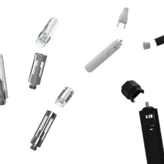 Pièces détachées d'une cigarette électronique, montrant comment démonter une cigarette électronique pour le nettoyage ou le remplacement.