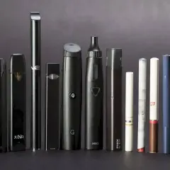 Collection de cigarettes électroniques de différentes marques et modèles, certaines ressemblant à des stylos.