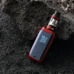 Mod électronique rouge sur fond noir. Apprenez comment débloquer une cigarette électronique pour une vape personnalisée.