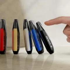 Une main effleure une rangée de pods colorés, chacun portant la mention "MINIFIT-S". C'est quoi un pod ? Ces petits appareils élégants sont prêts à l'emploi.