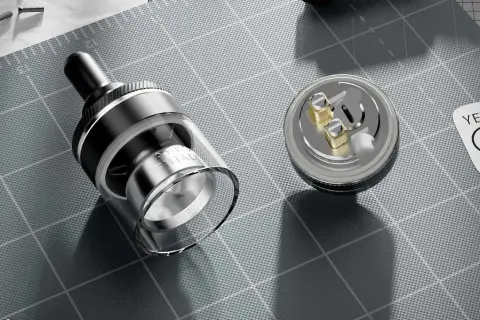 Pièces d'une cigarette électronique démontées, prêtes pour une réparation ou une modification. Attention au court-circuit !