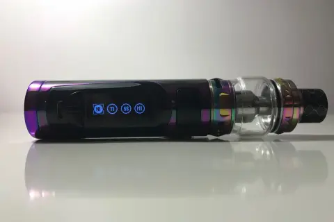 Vape Eleaf Pico aux couleurs irisées, avec écran bleu affichant les modes NI, TI, SS, M1.