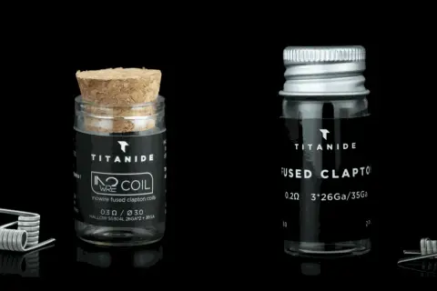 Deux flacons de coils pour cigarette électronique, dont un "inowire fused clapton coils", sur fond noir.