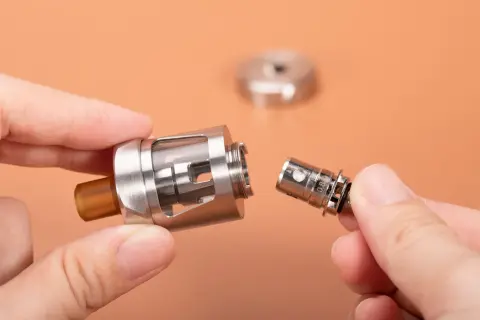 Démonter un clearomiseur pour changer la résistance. C'est la résistance qui chauffe le liquide et produit la vapeur.