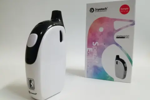 Cigarette électronique Joyetech ATOPACK PENGUIN SE, édition spéciale, avec son emballage coloré.