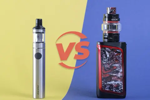 Comparaison entre un kit aio fin et argenté et un kit aio plus imposant aux motifs rouges et noirs.