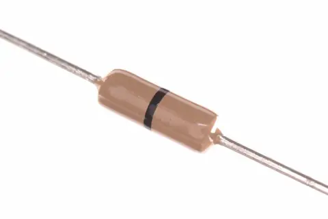 Résistance marron avec bande noire, valeur 0,8 ohm watt.