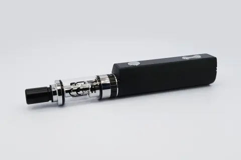 Cigarette électronique noire, modèle Justfog Q16 Pro, avec réservoir en verre et embout buccal. Avis sur ce produit.