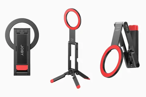 Trois vues d'un nano pod Joby AC02, un support pliable avec un anneau rouge, idéal pour les créateurs nomades.