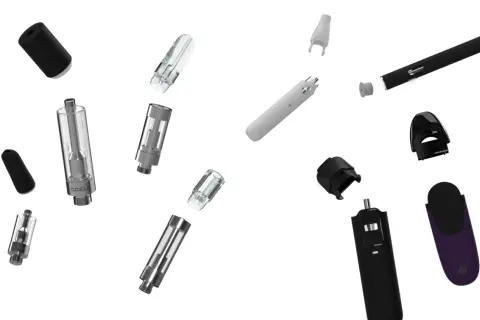 Pièces détachées d'une cigarette électronique, montrant comment démonter une cigarette électronique pour le nettoyage ou le remplacement.