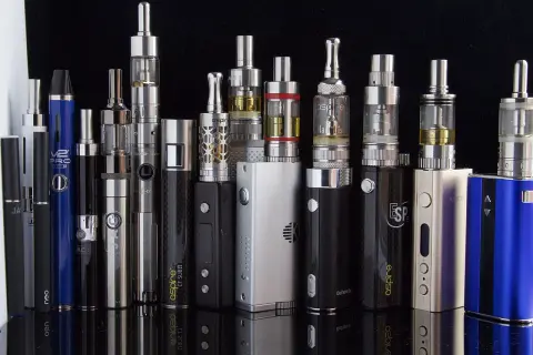 Collection de cigarettes électroniques, une alternative moderne. Je vapote plus que je ne fumais, et ces appareils le prouvent.
