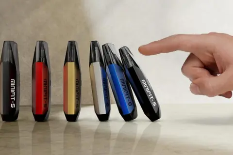 Une main effleure une rangée de pods colorés, chacun portant la mention "MINIFIT-S". C'est quoi un pod ? Ces petits appareils élégants sont prêts à l'emploi.