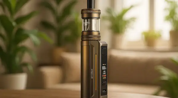 Une cigarette électronique dorée, prête pour la consommation, sur une table en bois. Des plantes vertes en arrière-plan.