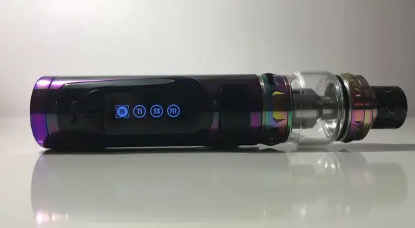 Vape Eleaf Pico aux couleurs irisées, avec écran bleu affichant les modes NI, TI, SS, M1.