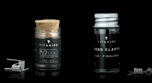 Deux flacons de coils pour cigarette électronique, dont un "inowire fused clapton coils", sur fond noir.