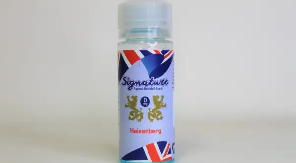 Bouteille de liquide Heisenberg Signature, composition 0 mg, avec un design aux couleurs du drapeau britannique.