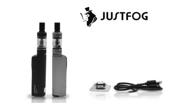 Deux cigarettes électroniques JUSTFOG, une noire et une grise, avec un câble et une résistance. Le logo JUSTFOG est présent.