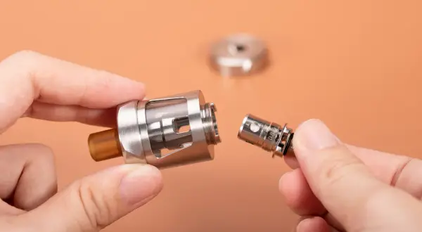 Démonter un clearomiseur pour changer la résistance. C'est la résistance qui chauffe le liquide et produit la vapeur.