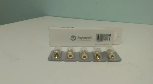 Boîte Joyetech avec 5 résistances neuves emballées individuellement.