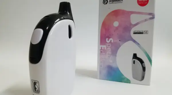 Cigarette électronique Joyetech ATOPACK PENGUIN SE, édition spéciale, avec son emballage coloré.