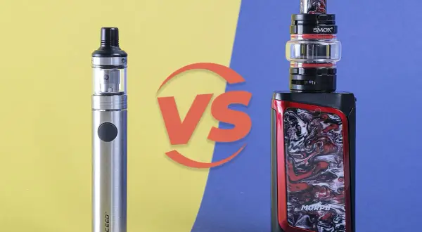Comparaison entre un kit aio fin et argenté et un kit aio plus imposant aux motifs rouges et noirs.