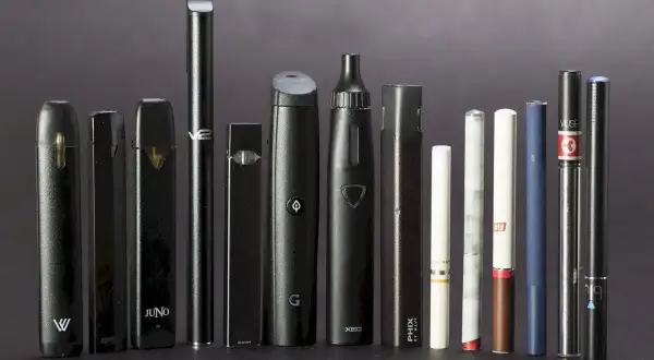 Collection de cigarettes électroniques, des modèles variés, certains ressemblant à des stylos, d'autres plus compacts. La première cigarette électronique, une innovation.