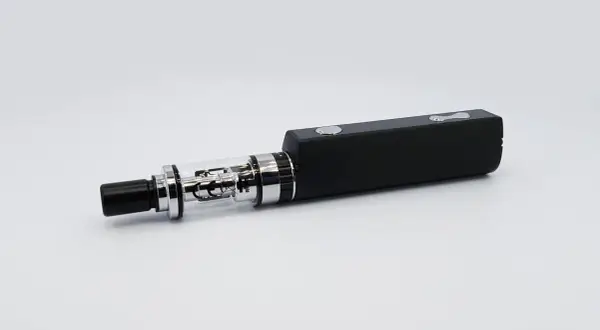 Cigarette électronique noire, modèle Justfog Q16 Pro, avec réservoir en verre et embout buccal. Avis sur ce produit.