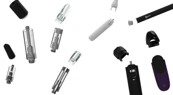 Pièces détachées d'une cigarette électronique, montrant comment démonter une cigarette électronique pour le nettoyage ou le remplacement.