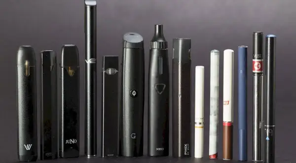 Collection de cigarettes électroniques de différentes marques et modèles, certaines ressemblant à des stylos.