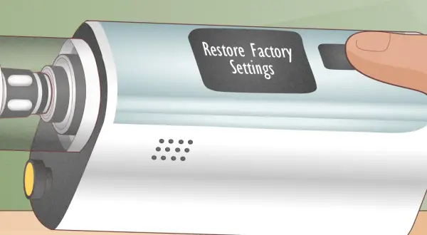 Main d'une personne tenant un appareil électronique avec un écran affichant "Restore Factory Settings". L'atomizer est visible sur le côté gauche.
