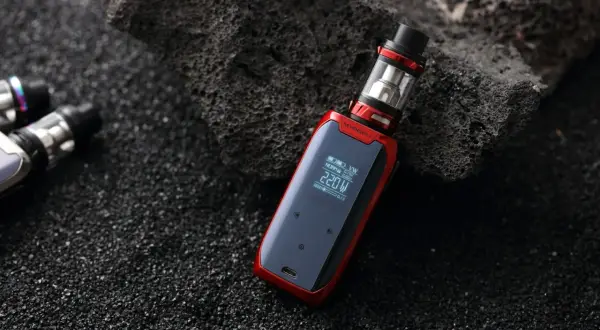 Mod électronique rouge sur fond noir. Apprenez comment débloquer une cigarette électronique pour une vape personnalisée.