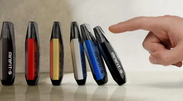Une main effleure une rangée de pods colorés, chacun portant la mention "MINIFIT-S". C'est quoi un pod ? Ces petits appareils élégants sont prêts à l'emploi.