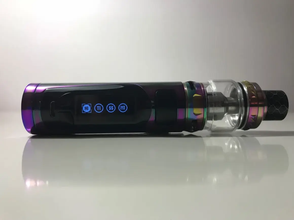 Vape Eleaf Pico aux couleurs irisées, avec écran bleu affichant les modes NI, TI, SS, M1.
