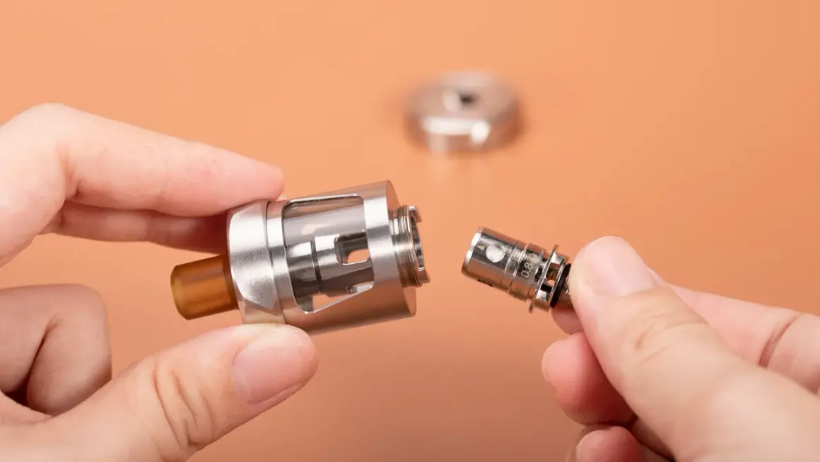 Démonter un clearomiseur pour changer la résistance. C'est la résistance qui chauffe le liquide et produit la vapeur.