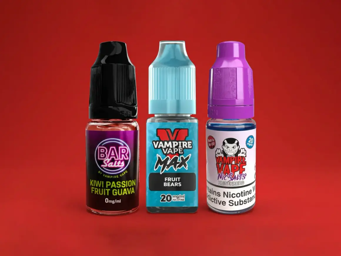 Trois flacons de e-liquide Vampire Vape, dont un Heisenberg, sur fond rouge.