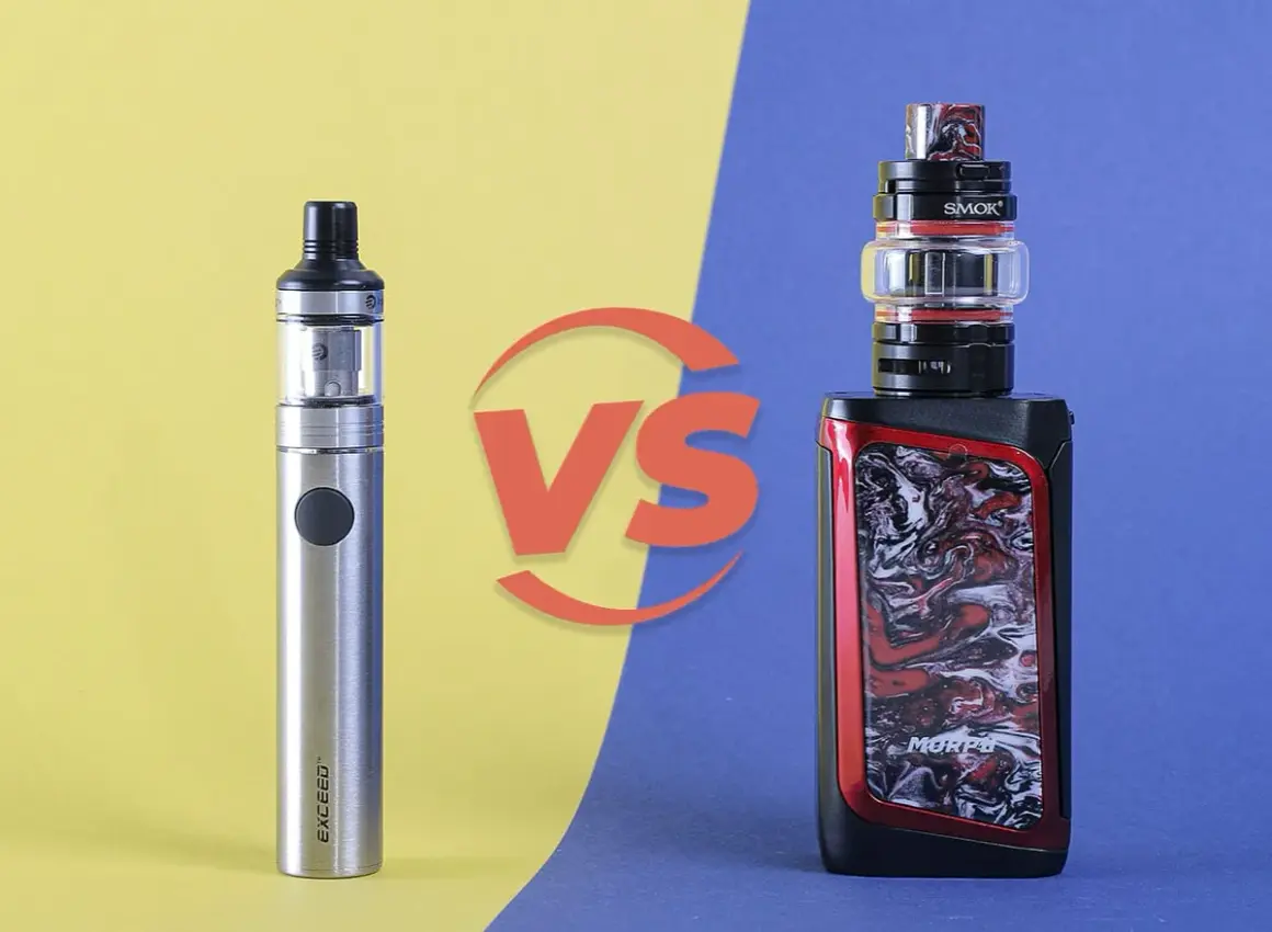Comparaison entre un kit aio fin et argenté et un kit aio plus imposant aux motifs rouges et noirs.