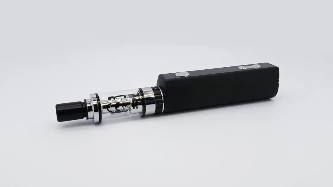 Cigarette électronique noire, modèle Justfog Q16 Pro, avec réservoir en verre et embout buccal. Avis sur ce produit.