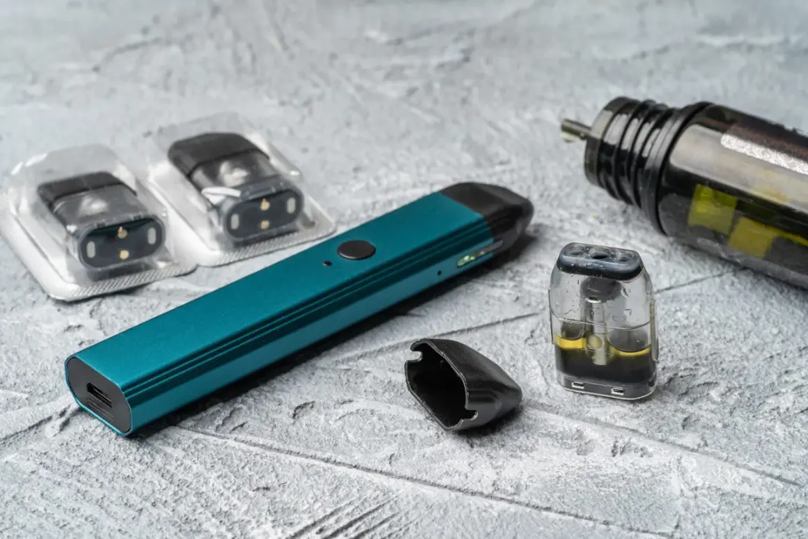 Vape avec pods et liquide. Les sels de nicotine, bien que moins irritants, peuvent avoir des effets secondaires à surveiller.