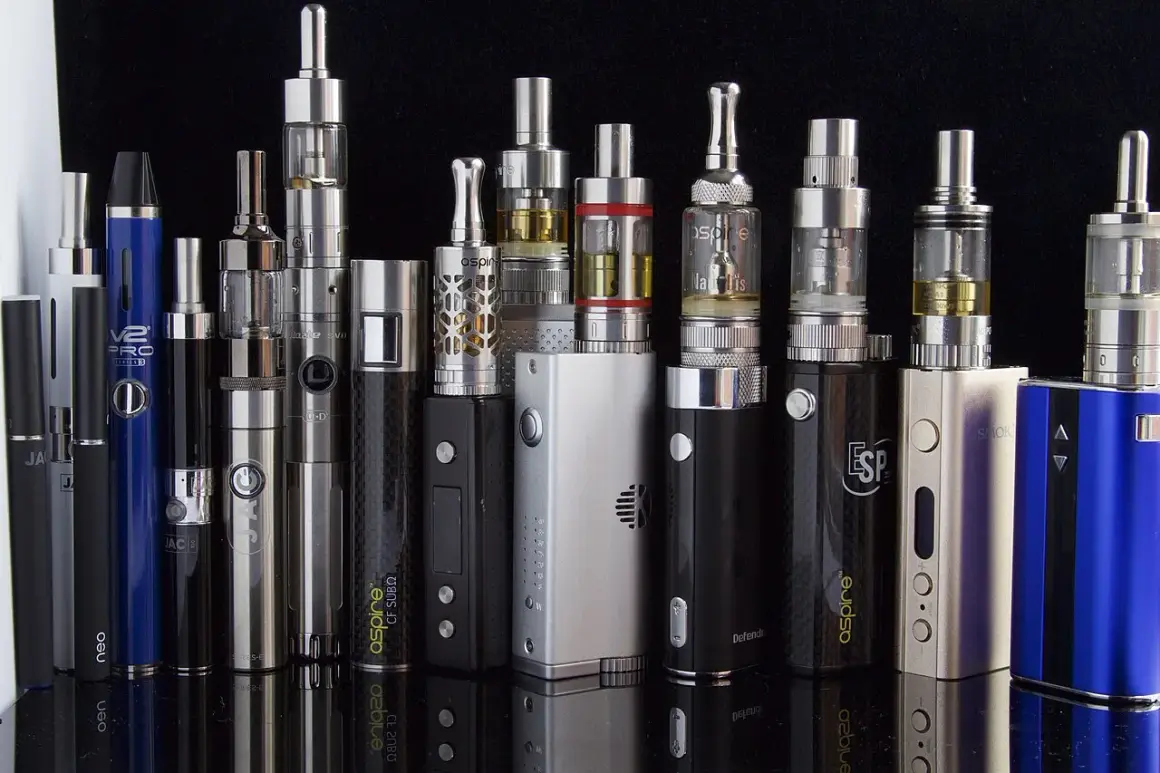 Collection de cigarettes électroniques, une alternative moderne. Je vapote plus que je ne fumais, et ces appareils le prouvent.