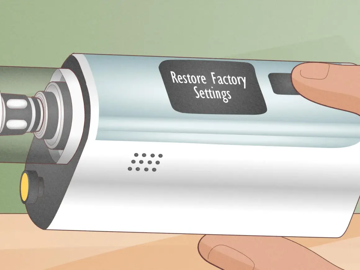 Main d'une personne tenant un appareil électronique avec un écran affichant "Restore Factory Settings". L'atomizer est visible sur le côté gauche.